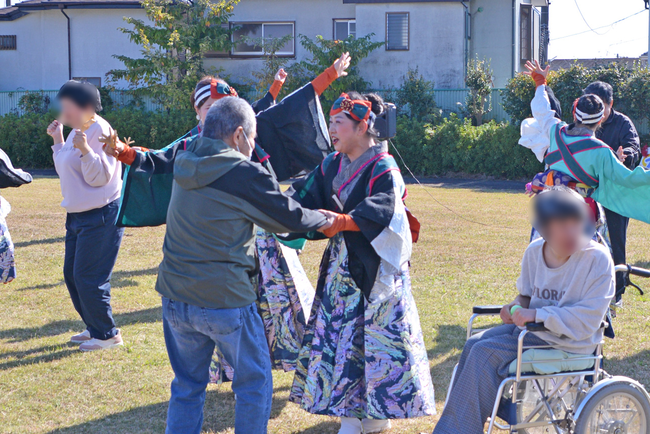 第34回あいなまつり 会場の様子（よさこいに合わせて踊る利用者さん）